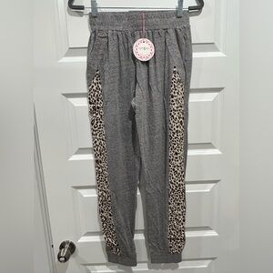 Umgee Women’s BNWT Gray Leopard Print Joggers